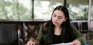 Guía para inmigrantes: cómo revalidar títulos y obtener empleo en EE.UU.