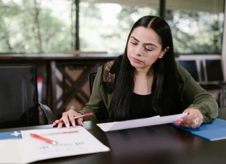 Guía para inmigrantes: cómo revalidar títulos y obtener empleo en EE.UU.