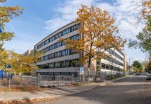 A school building in Québec city surrounded by colorful autumn trees.