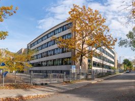 A school building in Québec city surrounded by colorful autumn trees.