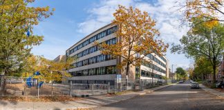 A school building in Québec city surrounded by colorful autumn trees.