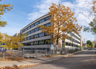 A school building in Québec city surrounded by colorful autumn trees.
