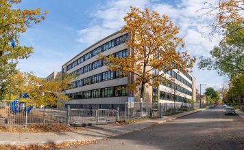 A school building in Québec city surrounded by colorful autumn trees.
