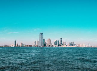 Lo Que Los Locales Aman de Vivir en Jersey City en 2026 Panoramic view of Manhattan skyline with modern skyscrapers under a clear blue sky.