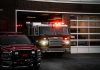 ÚLTIMA HORA: Noticia de Último Momento en Hudson A fire truck exits the station, lights flashing, ready for emergency response.