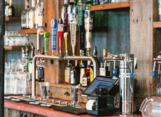 Los Mejores Bares en North Bergen: Guía 2026 para Salir de Noche en el Condado de Hudson A charming bar setting with an array of craft beer taps and liquor bottles in San Francisco.