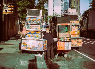 Mejores Food Trucks en North Bergen para 2026: Tu Guía Local de Comida sobre Ruedas Colorful street food carts on a sunny New York City street offer a diverse culinary experience.