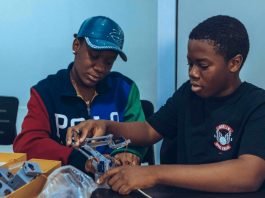 Los Mejores Programas Extraescolares en Elizabeth para 2026: Guía Completa para Padres Two students assembling a robot in a hands-on STEM workshop in Accra, Ghana.
