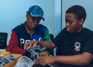 Los Mejores Programas Extraescolares en Elizabeth para 2026: Guía Completa para Padres Two students assembling a robot in a hands-on STEM workshop in Accra, Ghana.