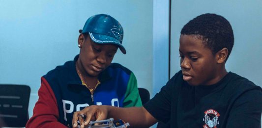 Los Mejores Programas Extraescolares en Elizabeth para 2026: Guía Completa para Padres Two students assembling a robot in a hands-on STEM workshop in Accra, Ghana.