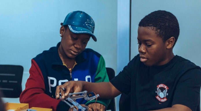 Los Mejores Programas Extraescolares en Elizabeth para 2026: Guía Completa para Padres Two students assembling a robot in a hands-on STEM workshop in Accra, Ghana.