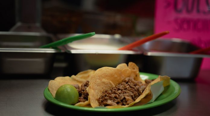 Dónde Comer Barato en North Bergen: Guía 2026 – Los Mejores Lugares para Ahorrar en el Condado de Hudson Close-up of delicious tacos with meat and lime, served on a green plate in a Mexican eatery.