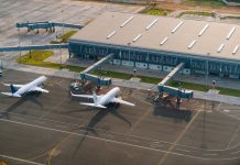 ÚLTIMA HORA: Aeropuerto de Newark recibe $200 millones para renovar Terminal B Aerial view of Abeid Amani Karume International Airport in Zanzibar, showing parked airplanes and terminal.