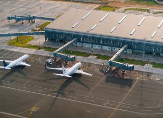ÚLTIMA HORA: Aeropuerto de Newark recibe $200 millones para renovar Terminal B Aerial view of Abeid Amani Karume International Airport in Zanzibar, showing parked airplanes and terminal.