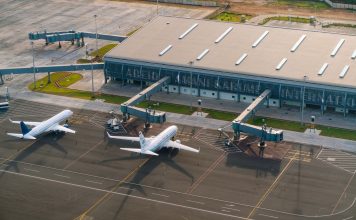 ÚLTIMA HORA: Aeropuerto de Newark recibe $200 millones para renovar Terminal B Aerial view of Abeid Amani Karume International Airport in Zanzibar, showing parked airplanes and terminal.