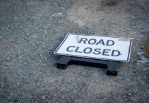 ÚLTIMA HORA: Cierres viales y restricciones en Hoboken para el 4 de julio A road closed sign lies on a gravel pathway, indicating a blocked road ahead.