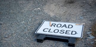 ÚLTIMA HORA: Cierres viales y restricciones en Hoboken para el 4 de julio A road closed sign lies on a gravel pathway, indicating a blocked road ahead.
