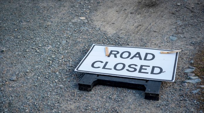 ÚLTIMA HORA: Cierres viales y restricciones en Hoboken para el 4 de julio A road closed sign lies on a gravel pathway, indicating a blocked road ahead.