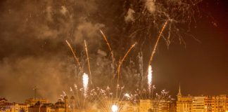 ÚLTIMA HORA: Cierres viales y restricciones para el 4 de julio en Hoboken Vibrant fireworks light up the night sky over a bustling waterfront city, captivating an excited crowd below.