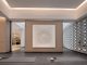 ÚLTIMA HORA: CorePower Yoga se suma a Starbucks en nuevo edificio de Hoboken Spacious modern yoga studio interior featuring a striking wall art piece and yoga mats on wooden flooring.