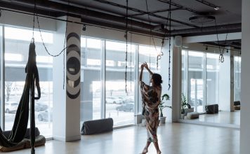 ÚLTIMA HORA: CorePower Yoga y Starbucks llegan a Hoboken Woman practicing yoga gracefully in a modern, airy studio with natural light streaming in.