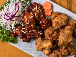 ÚLTIMA HORA: Don Chicken abrirá en Journal Square, Jersey City Close-up of a Korean fried chicken platter with garnishes, perfect for food enthusiasts.