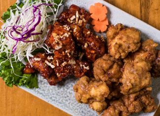 ÚLTIMA HORA: Don Chicken abrirá local en Jersey City Close-up of a Korean fried chicken platter with garnishes, perfect for food enthusiasts.