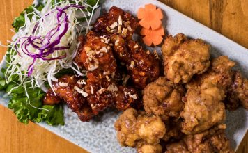 ÚLTIMA HORA: Don Chicken abrirá local en Jersey City Close-up of a Korean fried chicken platter with garnishes, perfect for food enthusiasts.