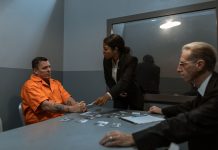 ÚLTIMA HORA: Exfuncionario de Jersey City se declara culpable por negarse a prueba de alcoholemia A tense interrogation scene with lawyers questioning an inmate in a prison setting.