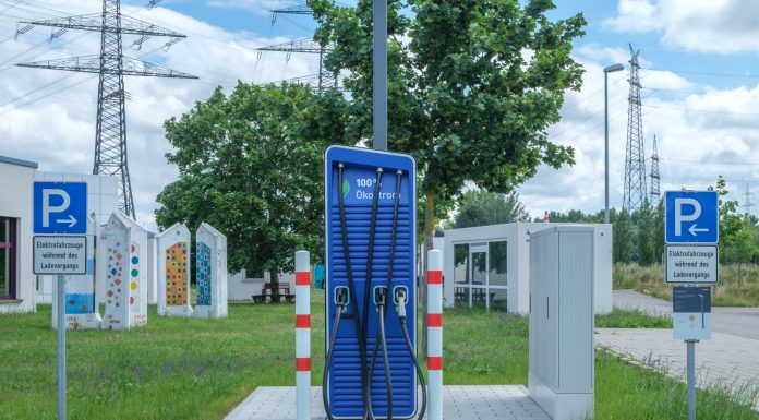 ÚLTIMA HORA: Fallan cargadores de vehículos eléctricos en Jersey City Public charging station with eco-friendly design for electric vehicles.