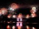 ÚLTIMA HORA: Fiesta del 4 de Julio regresa a Hoboken en 2026 Vibrant fireworks illuminate the night sky, reflecting brilliantly over the calm lake surface.