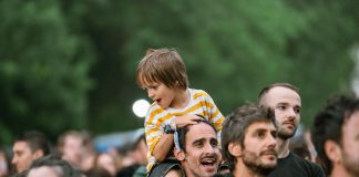 ÚLTIMA HORA: Fin de semana con más de 100 eventos en Hoboken y Jersey City Joyful father with son on shoulders at an outdoor festival. Lively crowd enjoying the event.