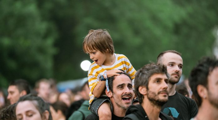 ÚLTIMA HORA: Fin de semana con más de 100 eventos en Hoboken y Jersey City Joyful father with son on shoulders at an outdoor festival. Lively crowd enjoying the event.