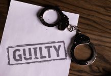 ÚLTIMA HORA: Hombre de North Bergen culpable por asesinato en Hoboken Top view of handcuffs on paper with 'GUILTY' text, symbolizing a verdict or crime.