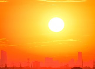 ÚLTIMA HORA: Jersey City emite alerta por ola de calor peligrosa A city skyline silhouetted against a vivid, orange sunset sky.