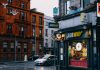 ÚLTIMA HORA: Subway abrirá en Hoboken frente a Jersey Mike’s Busy urban street with Subway shop and historic architecture.