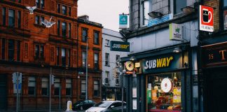 ÚLTIMA HORA: Subway abrirá en Hoboken frente a Jersey Mike’s Busy urban street with Subway shop and historic architecture.