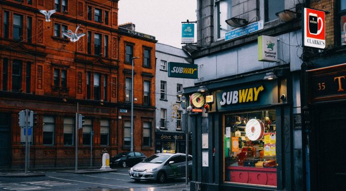 ÚLTIMA HORA: Subway abrirá en Hoboken frente a Jersey Mike’s Busy urban street with Subway shop and historic architecture.
