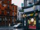 ÚLTIMA HORA: Subway abrirá en Hoboken frente a Jersey Mike’s Busy urban street with Subway shop and historic architecture.