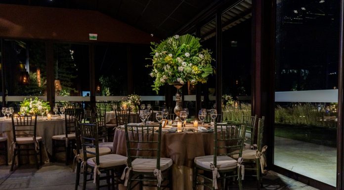 ÚLTIMA HORA: The LOLA lanza cena club fin de semana en Hoboken Luxurious indoor dining scene with floral decorations and elegant table settings.