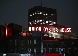 Los Mejores Bares en Union City 2026: Guía Local de Vida Nocturna en el Condado de Hudson View of the illuminated Union Oyster House neon sign against a night sky in Boston.