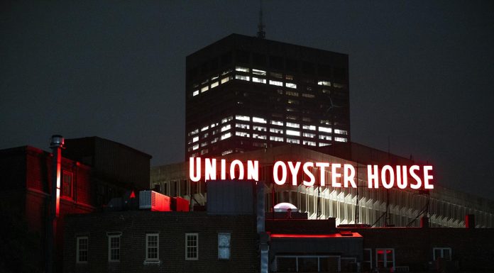 Los Mejores Bares en Union City 2026: Guía Local de Vida Nocturna en el Condado de Hudson View of the illuminated Union Oyster House neon sign against a night sky in Boston.
