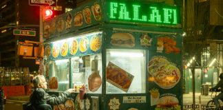 Mejores Food Trucks en Hoboken 2026: Guía Completa de Comida Callejera Vibrant street food scene in NYC with people ordering from a halal food cart at night.