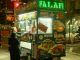 Mejores Food Trucks en Hoboken 2026: Guía Completa de Comida Callejera Vibrant street food scene in NYC with people ordering from a halal food cart at night.