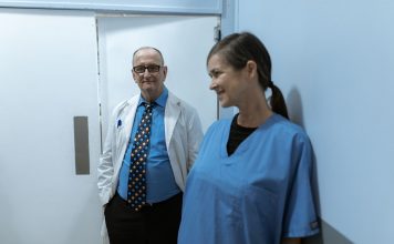 Los Mejores Médicos y Clínicas en Hoboken: Guía 2026 para Cuidar tu Salud Doctors and nurses interacting in a hospital hallway, showcasing teamwork and professionalism.