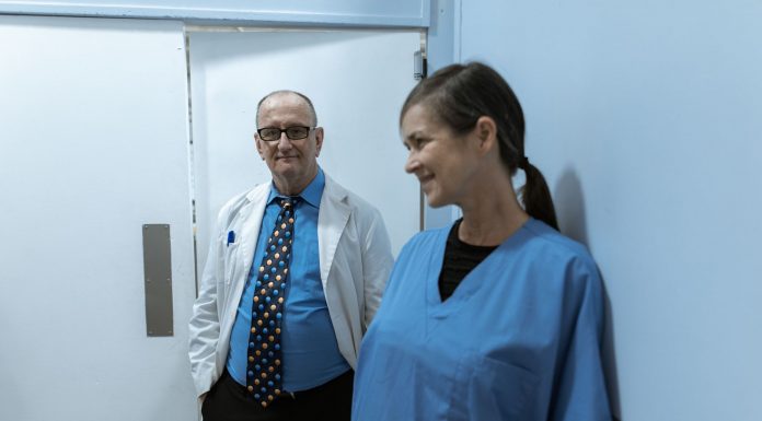 Los Mejores Médicos y Clínicas en Hoboken: Guía 2026 para Cuidar tu Salud Doctors and nurses interacting in a hospital hallway, showcasing teamwork and professionalism.