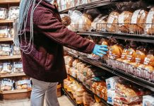 Los Mejores Supermercados en North Bergen en 2026: Guía Completa para Comprar Bien Side view of crop anonymous female customer picking loaf of bread in supermarket during coronavirus epidemic
