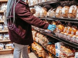 Los Mejores Supermercados en North Bergen en 2026: Guía Completa para Comprar Bien Side view of crop anonymous female customer picking loaf of bread in supermarket during coronavirus epidemic