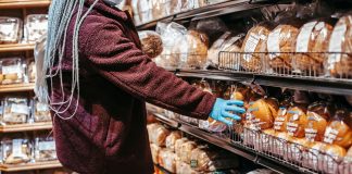 Los Mejores Supermercados en North Bergen en 2026: Guía Completa para Comprar Bien Side view of crop anonymous female customer picking loaf of bread in supermarket during coronavirus epidemic