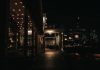 Qué Hacer de Noche en Jersey City: Guía Completa 2026 para Disfrutar la Vida Nocturna A stylish rooftop bar at night with a city skyline view and ambient lighting.